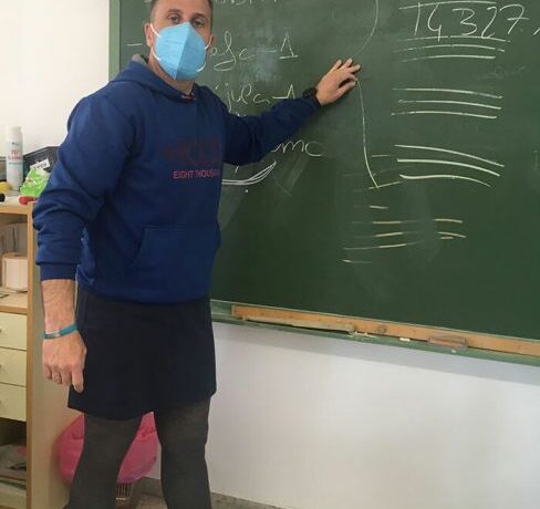 Ισπανία: Δάσκαλοι στην φόρεσαν φούστες ενάντια στο ομοφοβικό Bullying