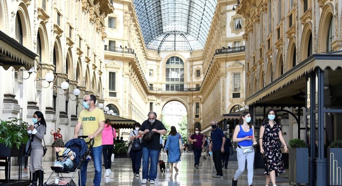 Ιταλία: «Πέφτουν» οι μάσκες στους εξωτερικούς χώρους – Υποχρεωτική μόνο σε κλειστούς χώρους