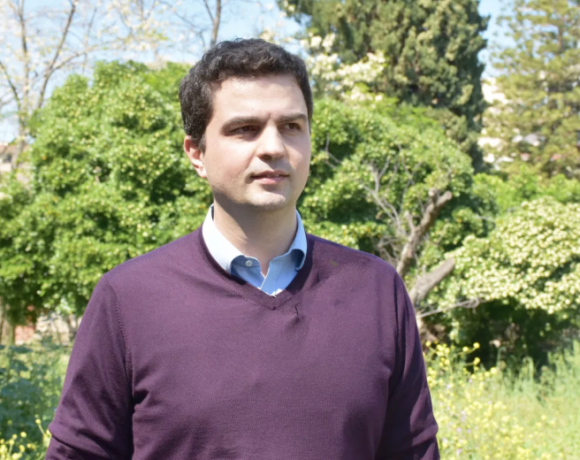 Μέσα ο Τριαντάφυλλος, έξω ο Τριαντάφυλλος