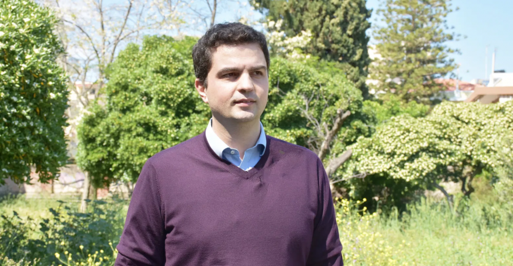 Μέσα ο Τριαντάφυλλος, έξω ο Τριαντάφυλλος