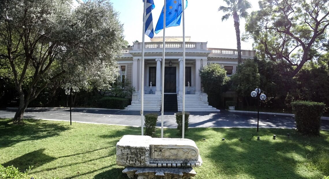 Μηνύματα προς Ζάεφ από Μαξίμου – Τι λένε Κατρούγκαλος και Μπογδάνος