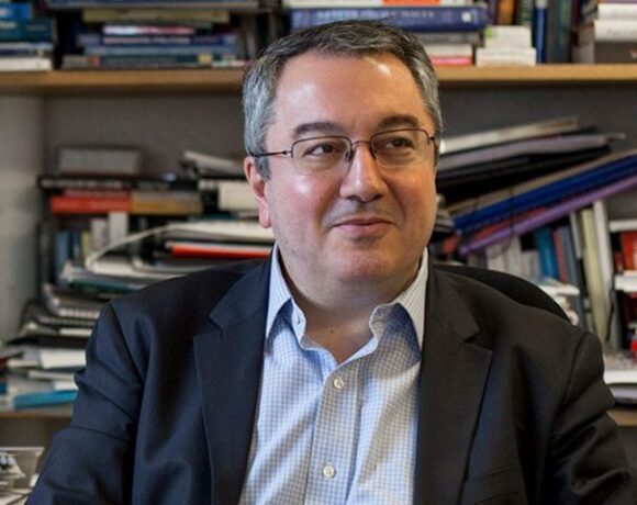 Μόσιαλος: Γιατί πρέπει να ελεγχθεί η διασπορά της πιο μεταδοτικής μετάλλαξης Δέλτα του κορωνοϊού
