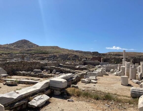 Ο Νίκος Διαμαντής φωτίζει ξανά τον ιερό τόπο της Δήλου με ένα θεατρικό ορατόριο για την ελπίδα και την καρτερία