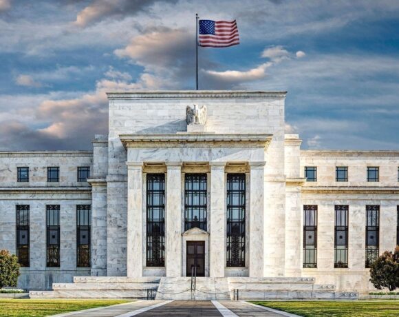 Ο πληθωρισμός διχάζει τους κεντρικούς τραπεζίτες σε ΗΠΑ και Ευρώπη