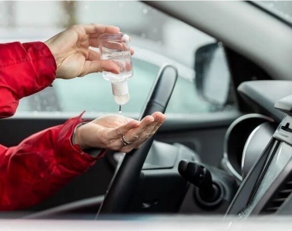 Οδηγία από την Πυροσβεστική: Κίνδυνος από το αντισηπτικό μέσα στο αυτοκίνητο