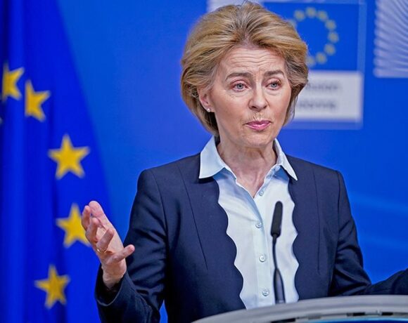 Ούρσουλα φον ντερ Λάιεν: Σε 7 χώρες για έγκριση σε εθνικά σχέδια ανάκαμψης