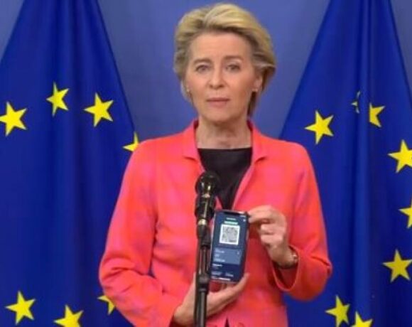 Ούρσουλα φον ντερ Λάιεν: Mε το ψηφιακό πιστοποιητικό στο χέρι ξεκινά την ευρωπαϊκή της περιοδεία