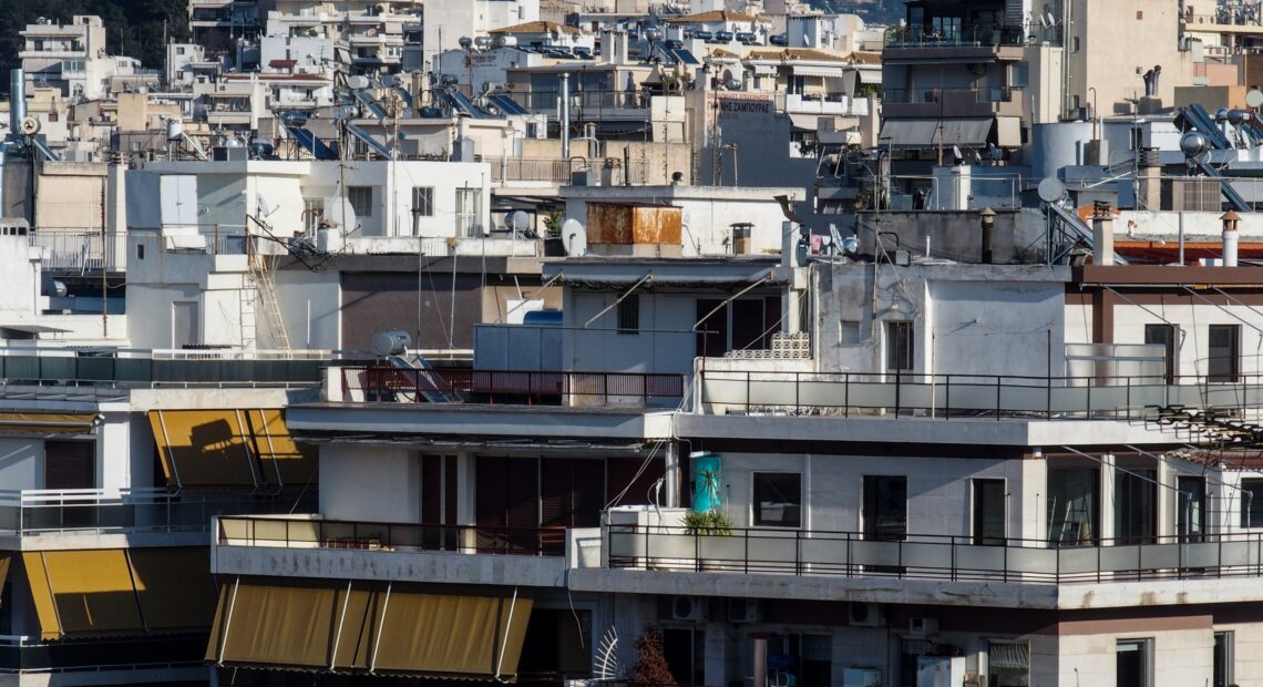 «Παγώνουν» έως 30/6/2021 οι πλειστηριασμοί για την 1η κατοικία των ευάλωτων νοικοκυριών