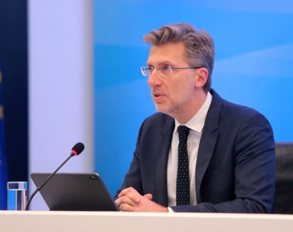 Σκέρτσος: Εμβολιασμός όχι περιορισμός – Οι εμβολιασμένοι είναι προστατευμένοι