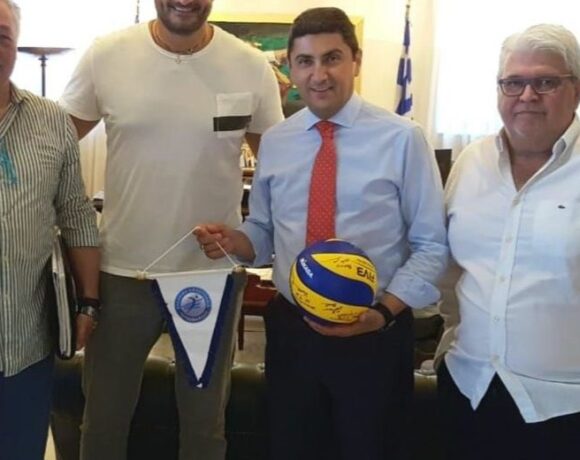 Στην Κρήτη ο Καραμπέτσος, συνάντηση με Αυγενάκη