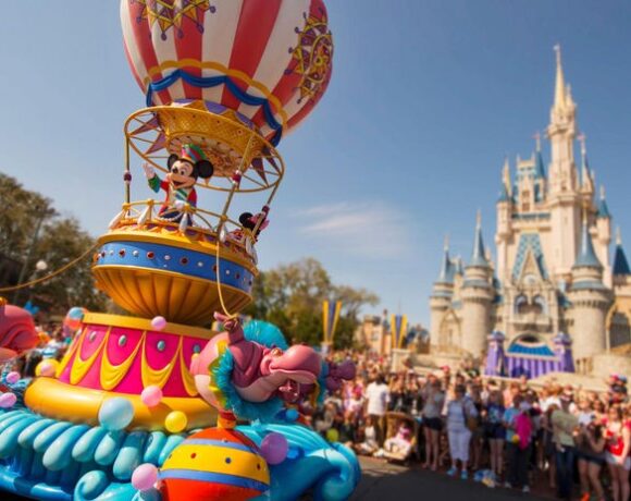 Disney: Για ποιο λόγο ψάχνει απεγνωσμένα εργαζόμενους – Προσφέρει χρηματικό ποσό ως μπόνους πρόσληψης