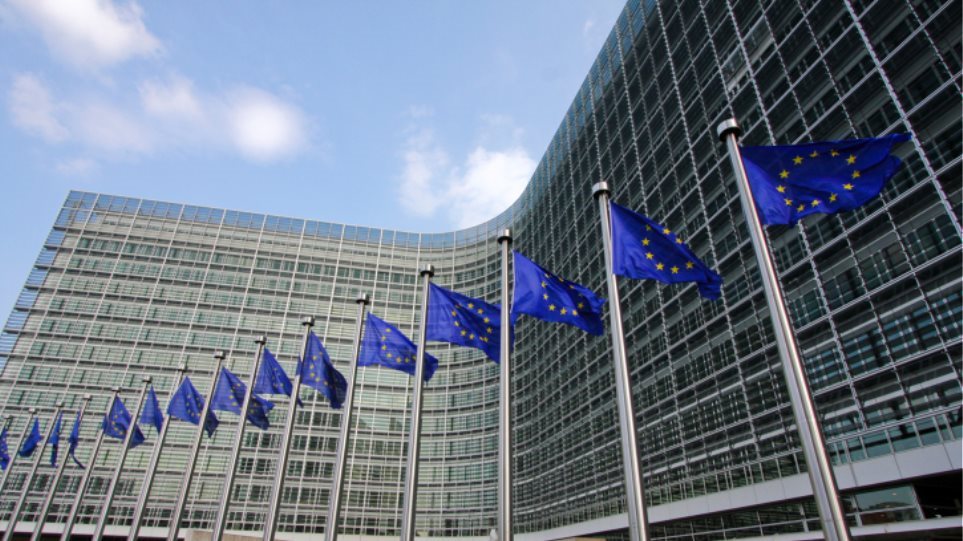 Koμισιόν: Χωρίς επιπλέον περιορισμούς τα ταξίδια για όσους κάνουν εμβόλια