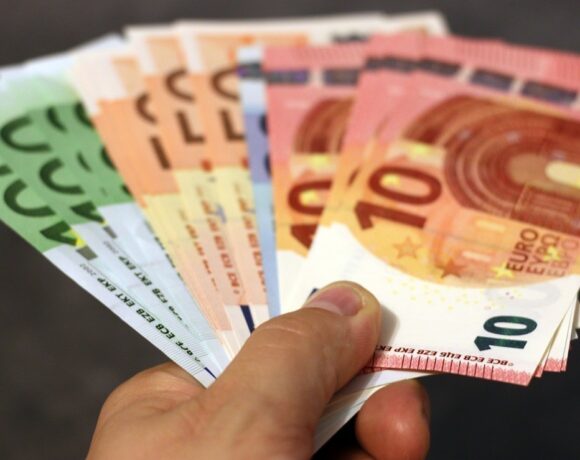 Mισθοί: Μεγαλύτερη αύξηση στην Ελλάδα σε σχέση με την Ευρωζώνη