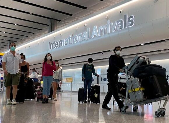 Times: Η Γερμανία θα επιδιώξει να απαγορευθεί η είσοδος όλων των ταξιδιωτών από τη Βρετανία στην ΕΕ λόγω της μετάλλαξη Δέλτα