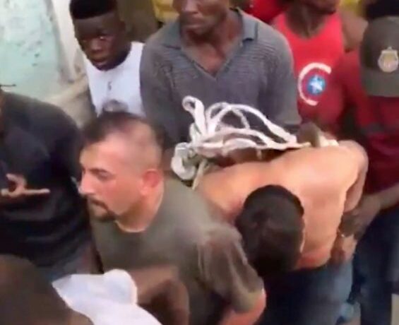 Αΐτη: Πολίτες λιντσάρουν τους υπόπτους για τη δολοφονία του προέδρου – Σοκαριστικές εικόνες