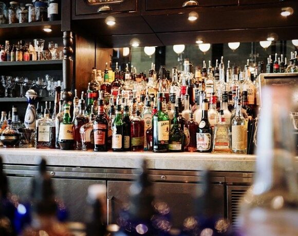 Αλκοολούχα ποτά: Οι επιπτώσεις στην Ελλάδα από το παράνομο εμπόριο