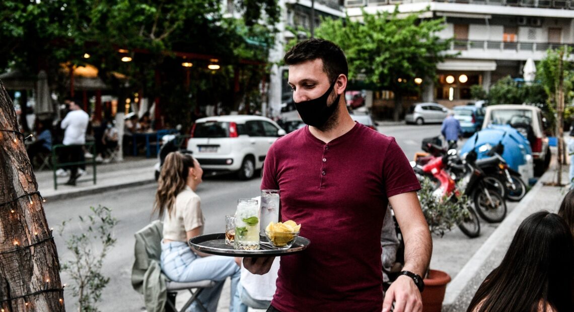 Ανεμβολίαστοι εργαζόμενοι: Στα 100 ευρώ η μηνιαία επιβάρυνση (vid)