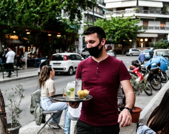 Ανεμβολίαστοι εργαζόμενοι: Στα 100 ευρώ η μηνιαία επιβάρυνση (vid)