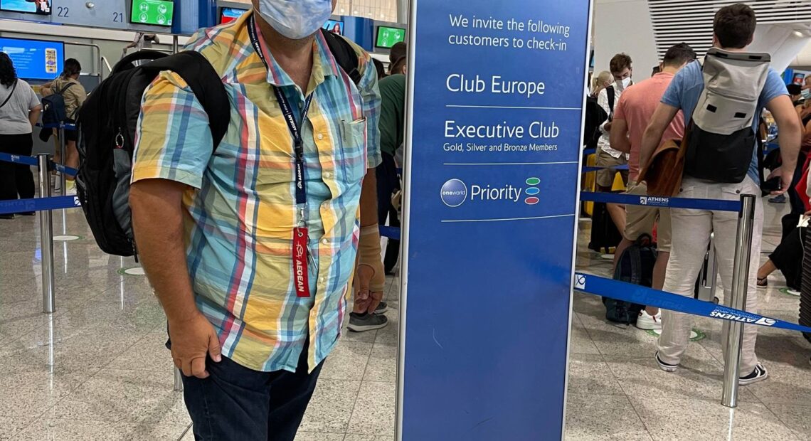 Δείτε την “υποδειγματική” τήρηση των μέτρων στο αεροδρόμιο της Αθήνας