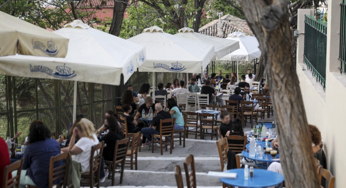 Διασκέδαση μόνο για εμβολιασμένους: Τι ισχύει για εστίαση και θεάματα