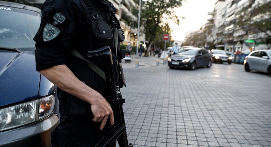 Εξαρθρώθηκε σπείρα που εξαπατούσε εμπόρους σε όλη την Ελλάδα – Συνελήφθησαν 15 άτομα