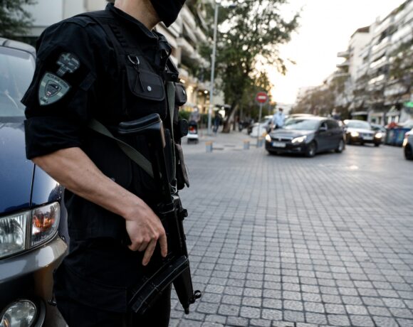 Εξαρθρώθηκε σπείρα που εξαπατούσε εμπόρους σε όλη την Ελλάδα – Συνελήφθησαν 15 άτομα