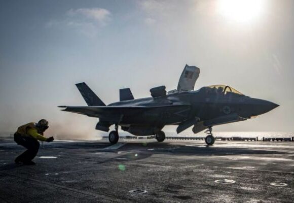 ΗΠΑ: Δεν θα σταματήσουν τα αεροπορικά πλήγματα κατά των Ταλιμπάν