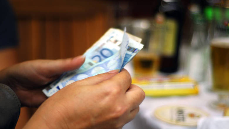Κατώτατος μισθός: Γιατί προκρίνεται η οριακή αύξηση από το «πάγωμα»