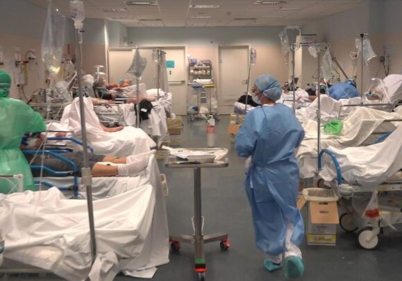 Κορωνοϊός: «Άλμα» με 100% αύξηση στις εισαγωγές σε μία εβδομάδα – Φόβοι για νέα πίεση στο ΕΣΥ