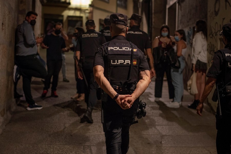 Κορωνοϊός: Επανέρχονται περιοριστικά μέτρα σε Καταλονία και Ολλανδία – Η Γαλλία ξανανοίγει τα κλαμπ (vid)