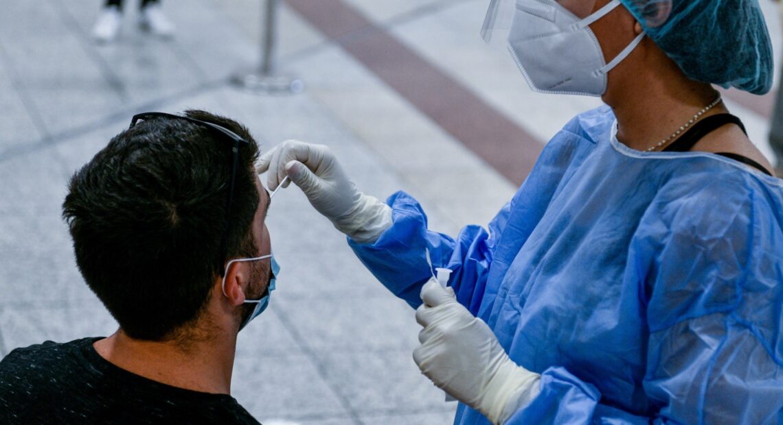 Νέα μέτρα: Ποιοι εργαζόμενοι πρέπει να κάνουν Rapid και Self Test από 26 Ιουλίου (vid)