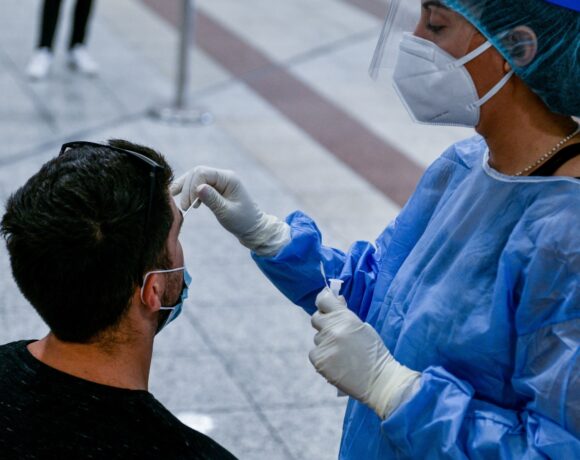 Νέα μέτρα: Ποιοι εργαζόμενοι πρέπει να κάνουν Rapid και Self Test από 26 Ιουλίου (vid)