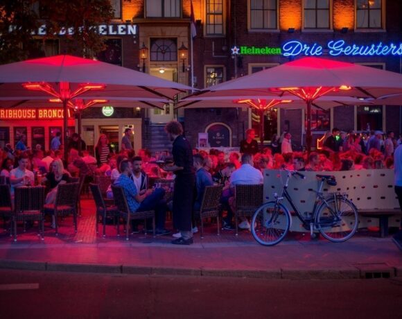 Ολλανδία: Επιστροφή στους περιορισμούς – Κλείνει νυχτερινά κέντρα