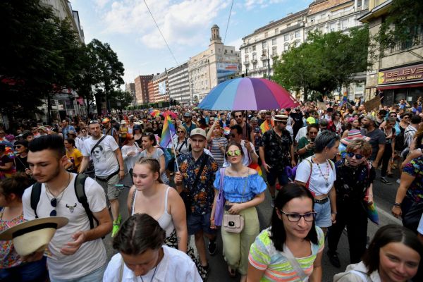 Ουγγαρία: Χιλιάδες στους δρόμους για το Pride – «Η αγάπη είναι ανθρώπινο δικαίωμα»