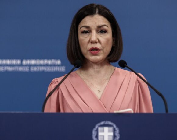 Πελώνη για υποχρεωτικούς εμβολιασμούς: Κλιμακωτή η προσέγγιση της κυβέρνησης – Όλα εξετάζονται