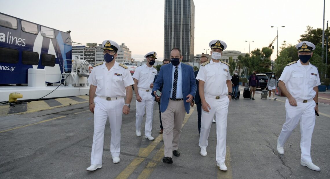 Πλακιωτάκης από τον Πειραιά: Την τελευταία εβδομάδα έμειναν εκτός πλοίων πάνω από 4