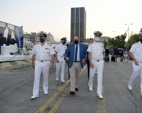 Πλακιωτάκης από τον Πειραιά: Την τελευταία εβδομάδα έμειναν εκτός πλοίων πάνω από 4