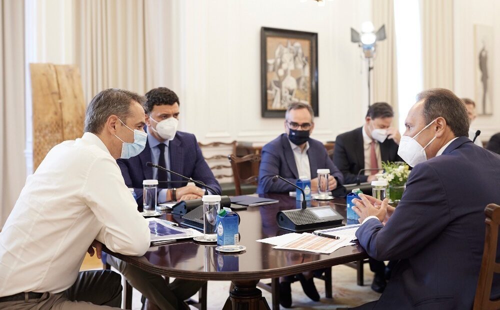 Συνάντηση Μητσοτάκη με φαρμακοβιομηχάνους: «Θέλουμε τα καλύτερα φάρμακα στην καλύτερη τιμή»