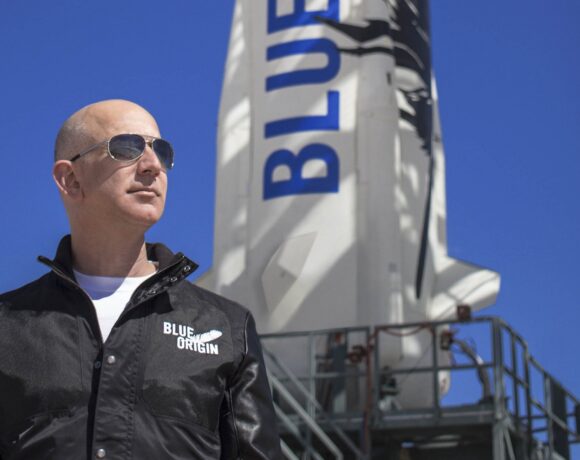 Τζεφ Μπέζος: Η Blue Origin πούλησε ήδη εισιτήρια για το Διάστημα αξίας $100 εκατ.