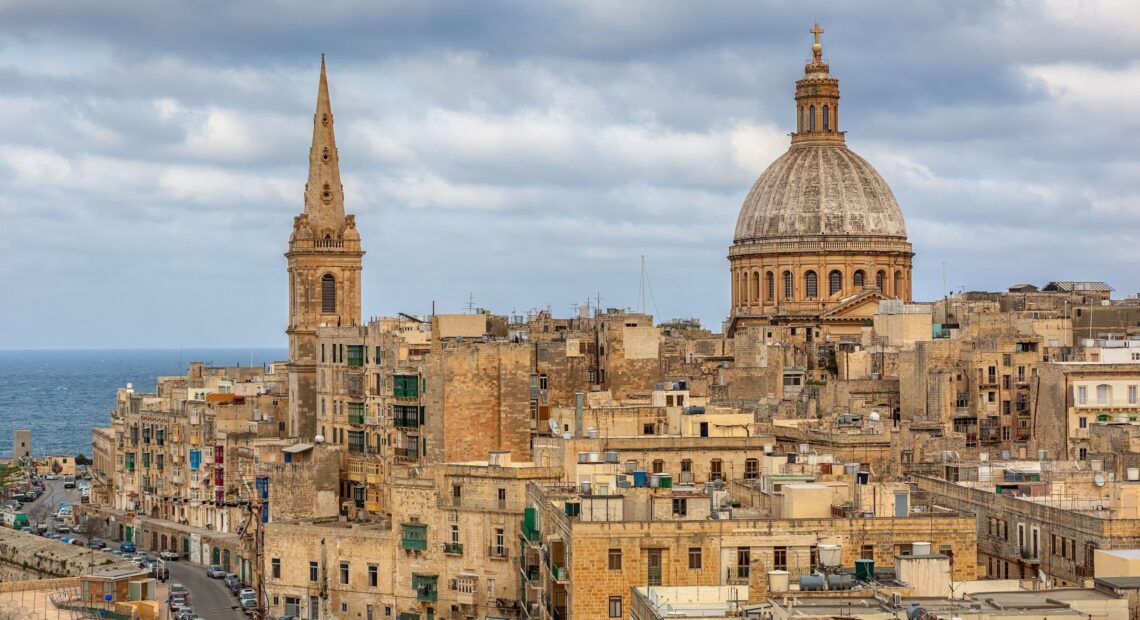 Guardian: Προβληματισμός για το «μπλόκο» της Μάλτας στους ανεμβολίαστους τουρίστες