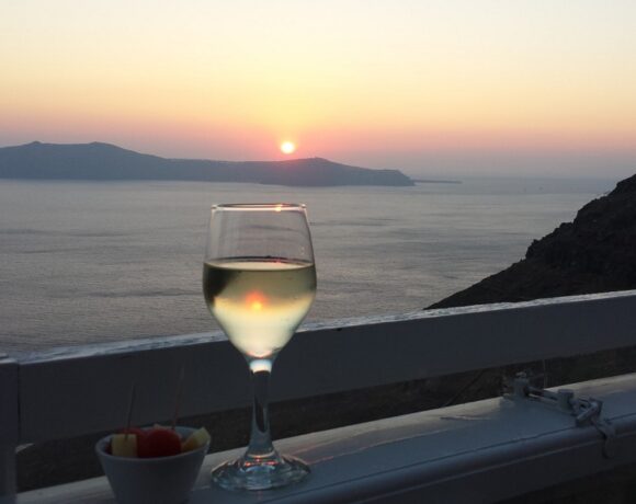 Ministry Promotes Greek Wine Tourism Sector in Santorini Event