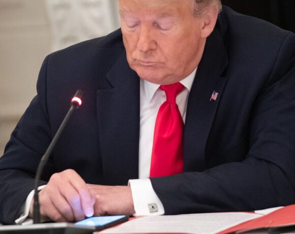 O Ντόναλντ Τραμπ μηνύει Facebook, Twitter και Youtube