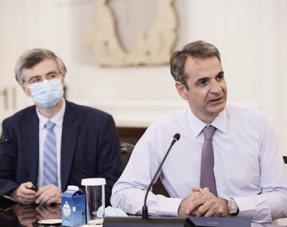 Pm: Greece To Set Up Mobile Vaccination Units At Tourism Spots