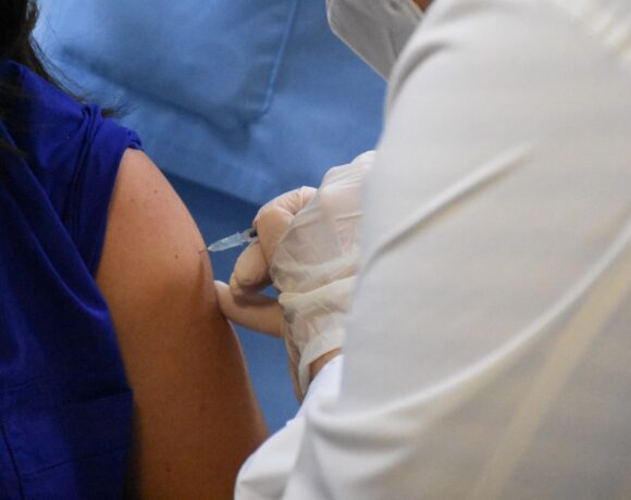 Yποχρεωτικός εμβολιασμός: Σε άδεια άνευ αποδοχών οι υγειονομικοί που θα αρνηθούν το εμβόλιο