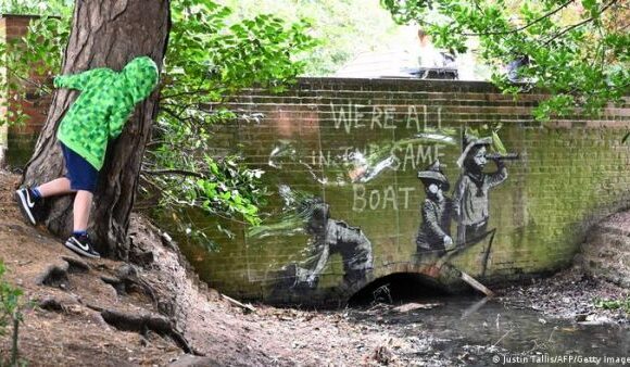 Banksy – Από το προσφυγικό στην κλιματική αλλαγή – Τα συγκλονιστικά έργα του που κοσμούν βρετανικές πόλεις