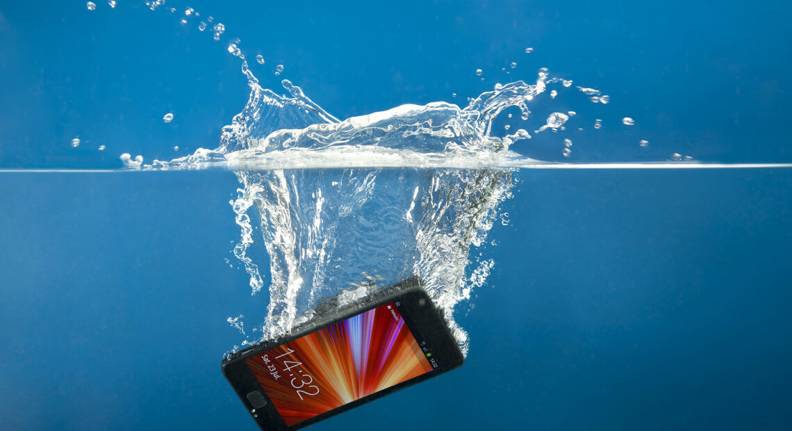 Ένα Iphone που είχε πέσει στο ποτάμι βρέθηκε ένα χρόνο μετά