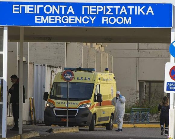 Ανεμβολίαστοι εργαζόμενοι: Πώς θα «αντικατασταθούν» στα νοσοκομεία (vid)
