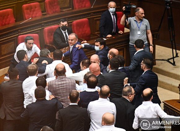 Αρμενία – Σκηνές απείρου κάλλους μέσα στη Βουλή – Πιάστηκαν στα χέρια