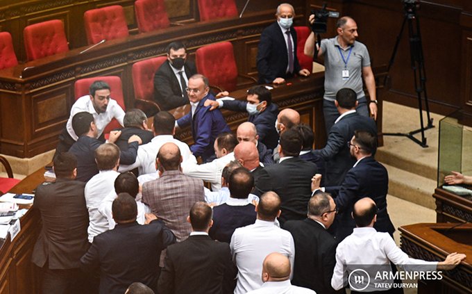 Αρμενία – Σκηνές απείρου κάλλους μέσα στη Βουλή – Πιάστηκαν στα χέρια