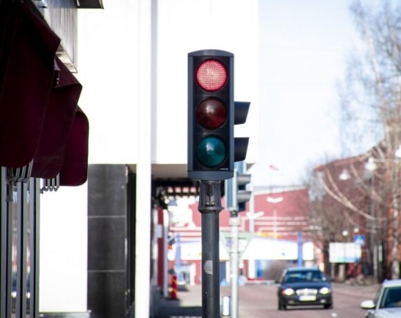 Αττική: «Αυτόματα» η κλήση για παραβίαση σε κόκκινο σηματοδότη με κάμερες σε φανάρια